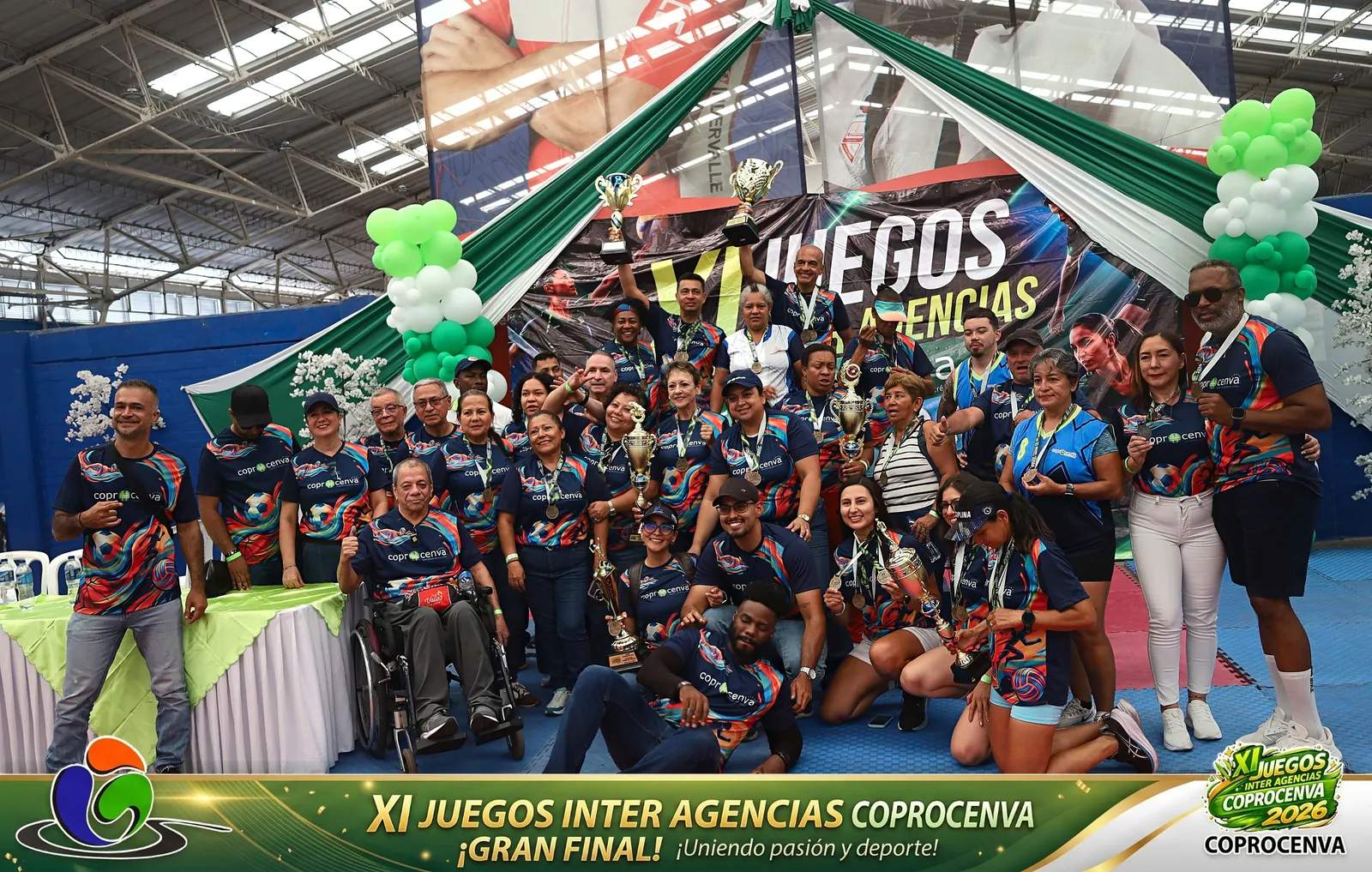 Foto grupal de la clausura con trofeos, XI Juegos Coprocenva 2026 Gran Final