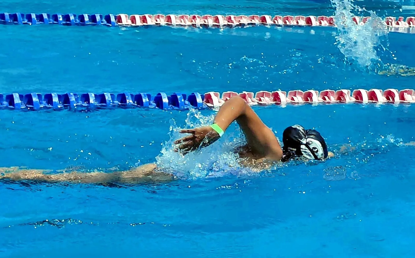 Nadador en plena brazada de crol en la piscina, XI Juegos Coprocenva 2026