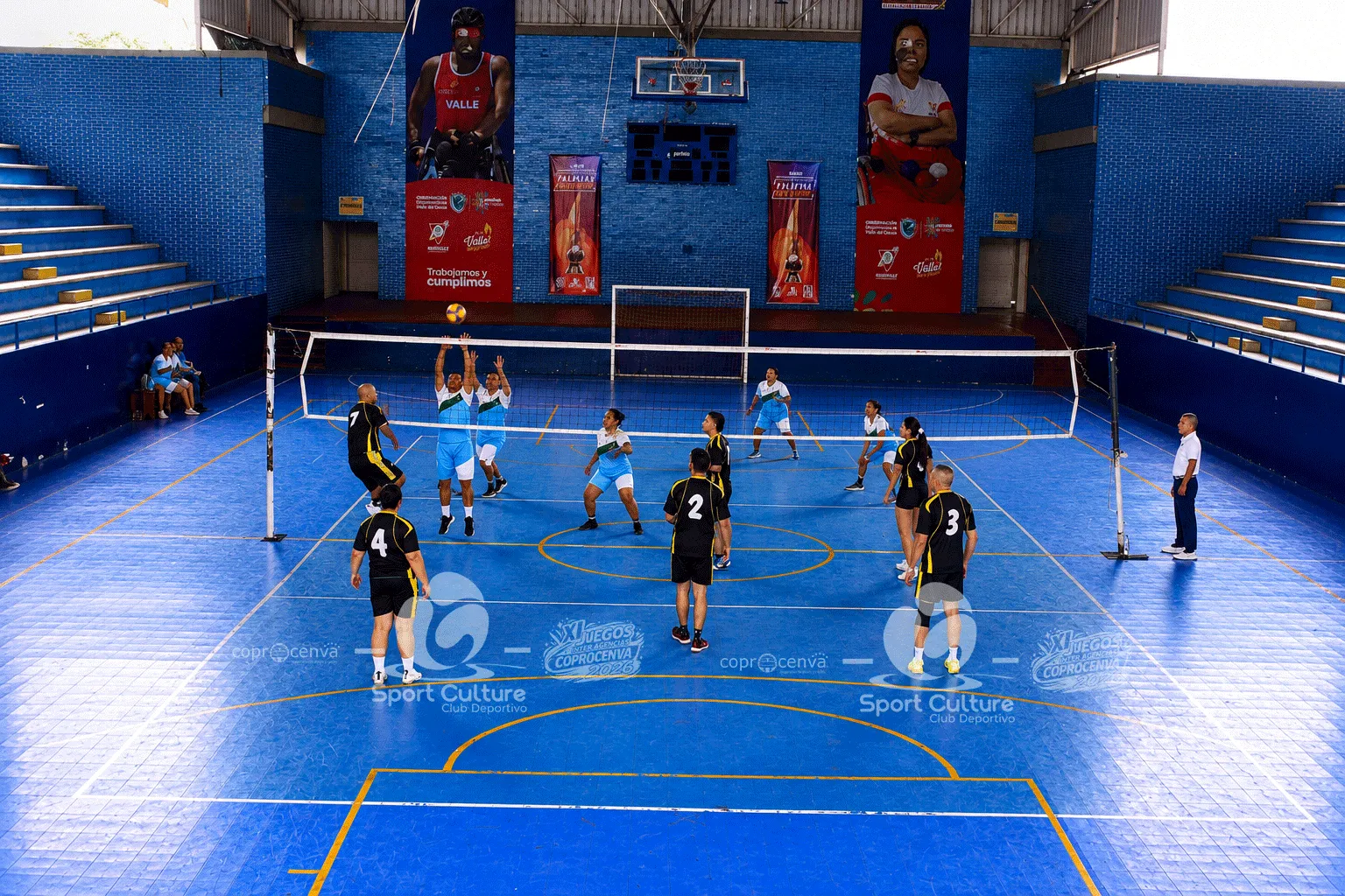 Equipos jugando voleibol en cancha cubierta, XI Juegos Coprocenva 2026