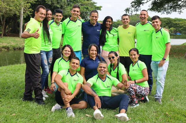 Grupo celebrando